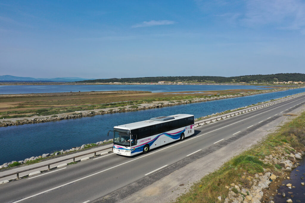 Vue industrielle par drone d'un car