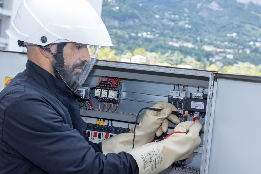 Photo d'un technicien thermique sur le toit d'un hôpital