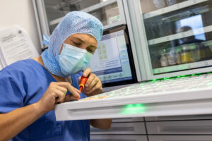 Agence Vidéo captant une image de technicien industriel dans un CHU