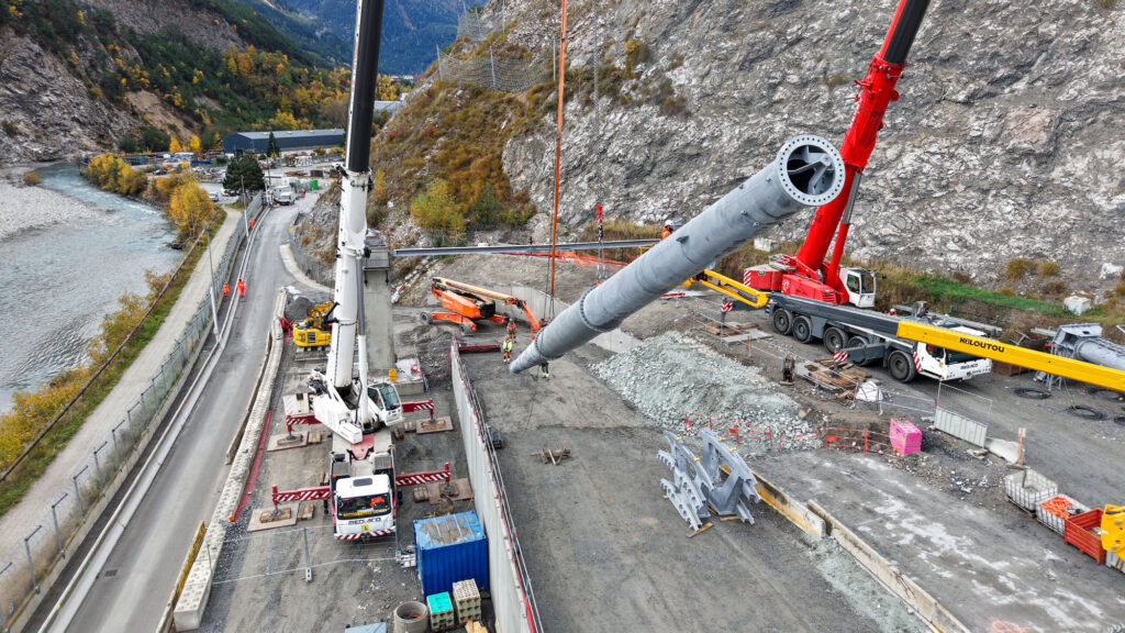 Chantier TELT SPIE Batignolles et Doppelmayr : levage par la grue du pylone 1