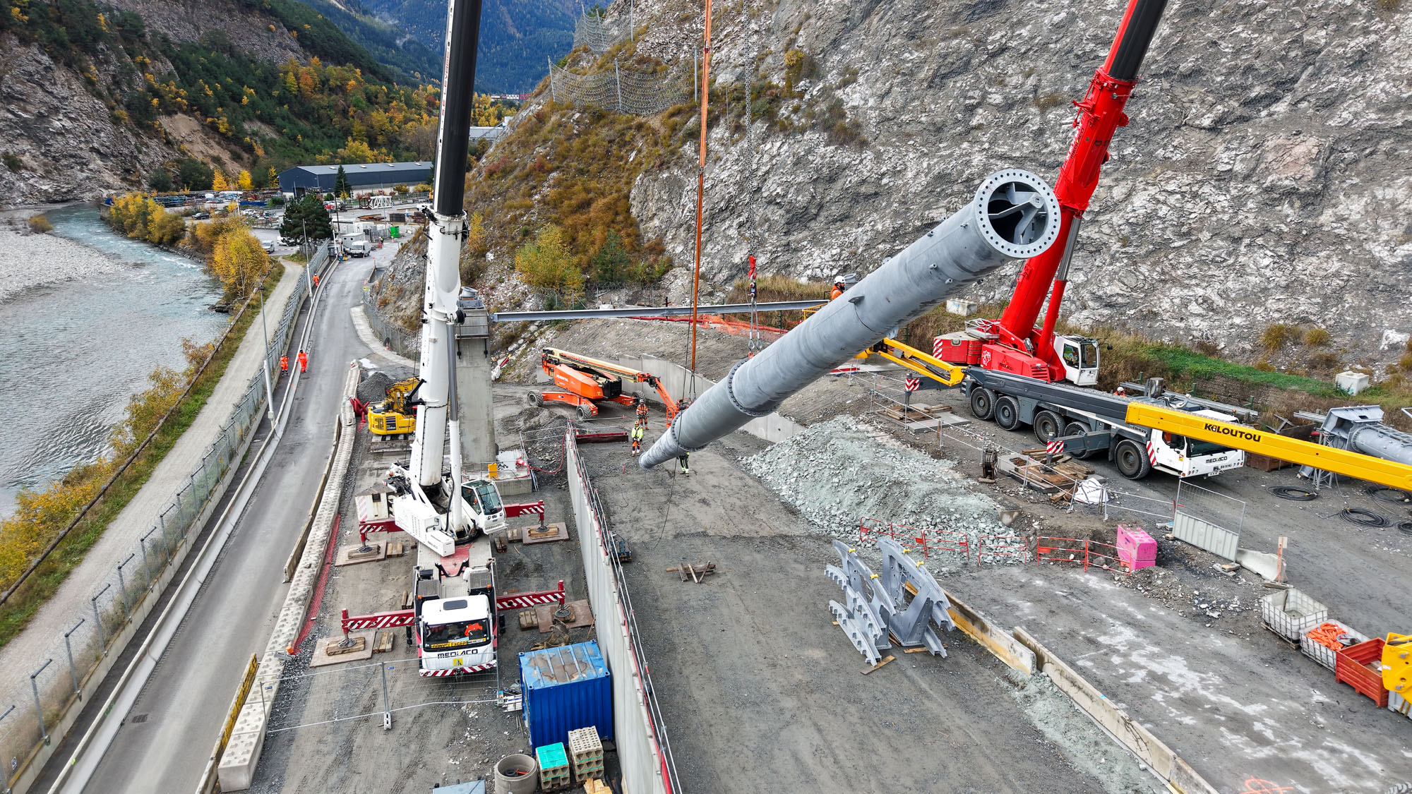 Chantier TELT SPIE Batignolles et Doppelmayr : levage par la grue du pylone 1
